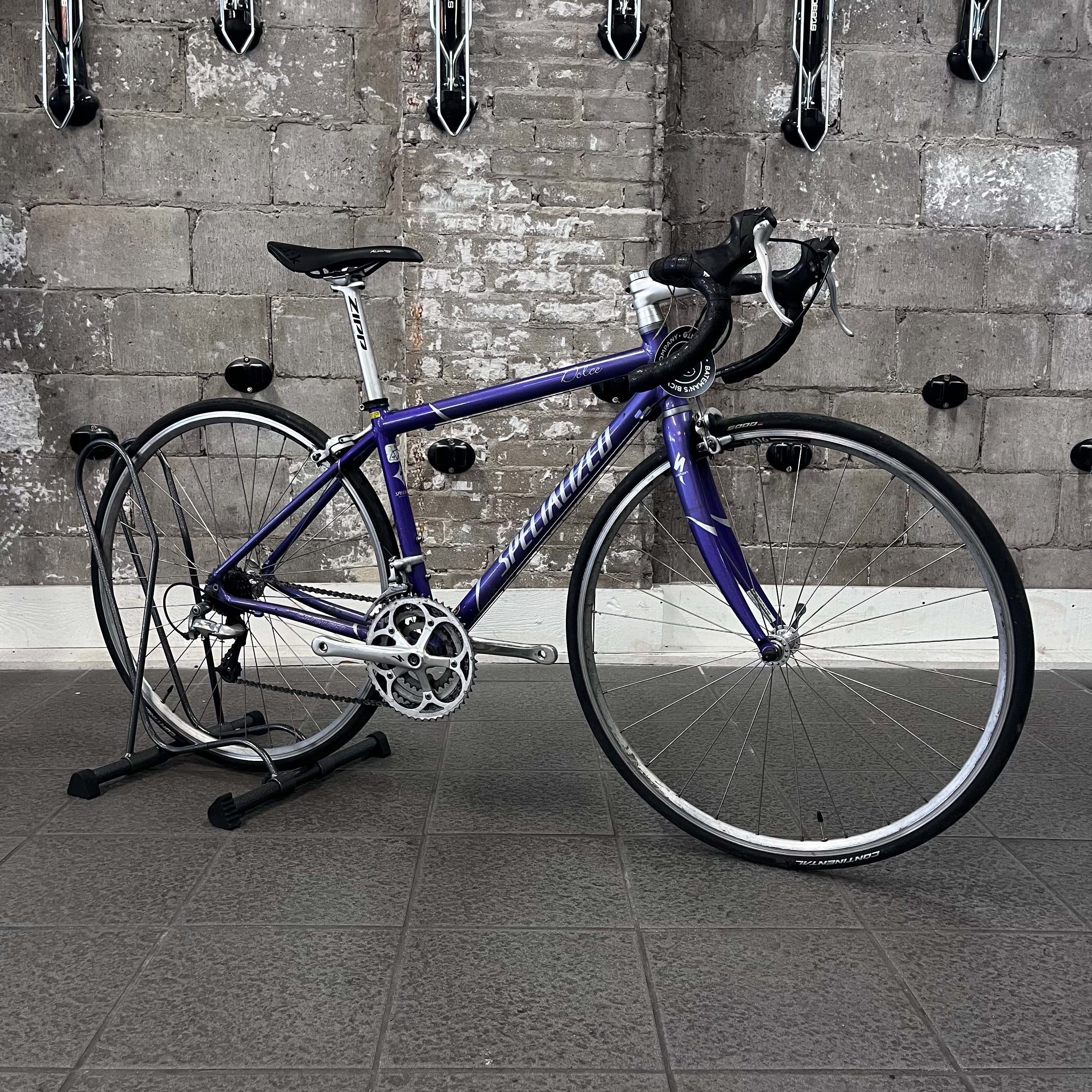 Specialized Dolce 2016 Cars Are Parked On The Street In Front Of